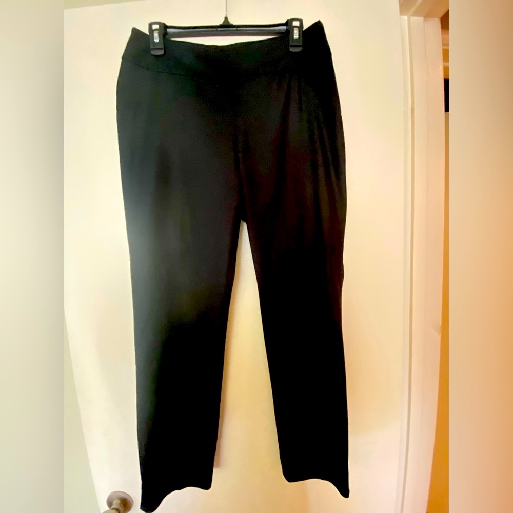 Nick and Zoe black cocktail pants.
Size 6